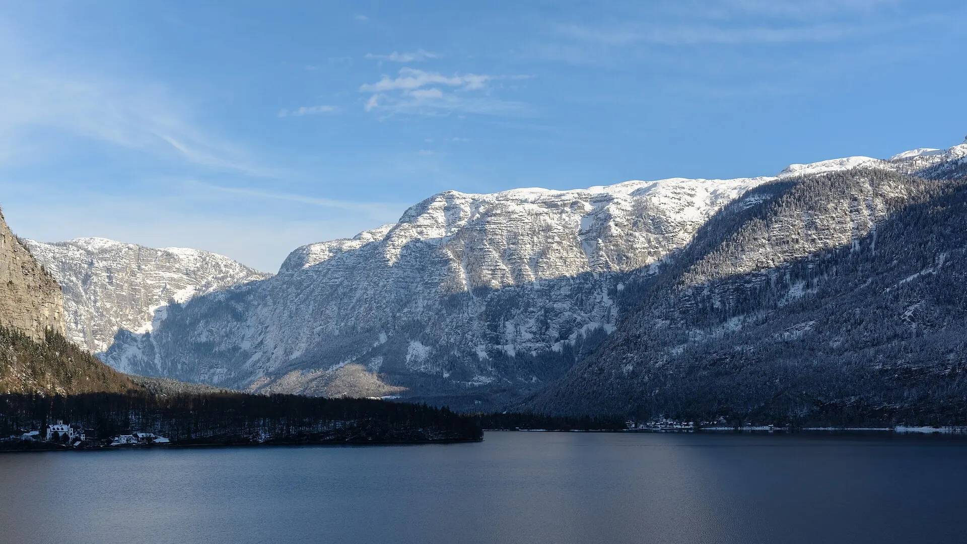 Real photo: Lake Hallstatt between the mountains.