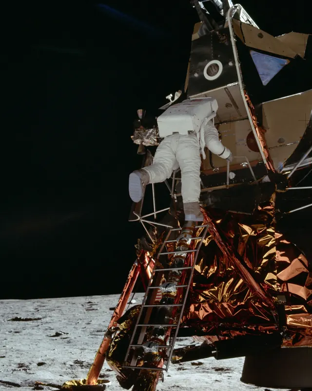 Real photo for Inside the Apollo 11 Moon Landing